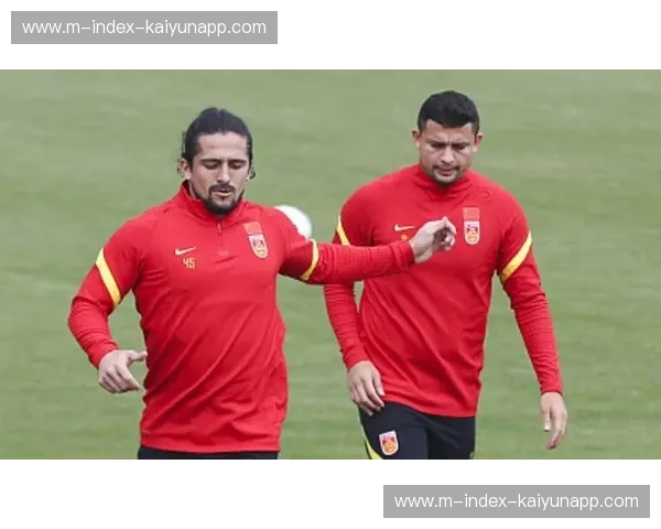 对阵里尔赛前 巴黎教练组评估对手边路转移战术